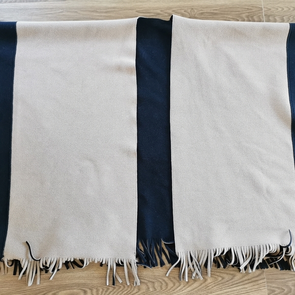 Stylish oversized poncho - Picture 2 of 3